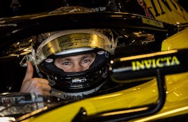 Joshua Duerksen ajustando los detalles en su nuevo monoplaza, este martes en el primer contacto con el equipo Invicta Racing.