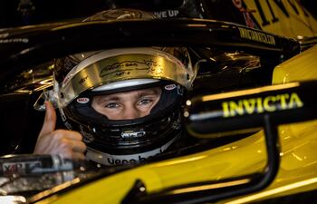 Joshua Duerksen ajustando los detalles en su nuevo monoplaza, este martes en el primer contacto con el equipo Invicta Racing.