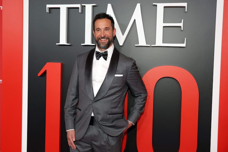 ¡Elegantísimo! El actor Noah Wyle en la red carpet de la gala Time 100 en el Lincoln Center. (ANGELA WEISS / AFP)