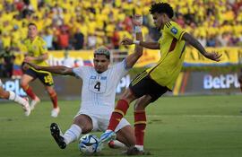 El defensor charrúa, Ronald Araújo intenta bloquear el disparo del atacante colombiano Luis Diaz. (Foto: AFP)