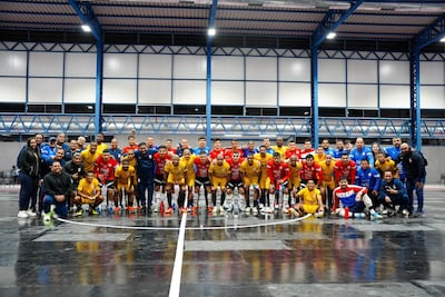 Los seleccionados de Panamá y Paraguay posan, junto a cuerpo técnico y allegados, luego del partido amistoso con miras al Mundial de Uzbekistán 2024.