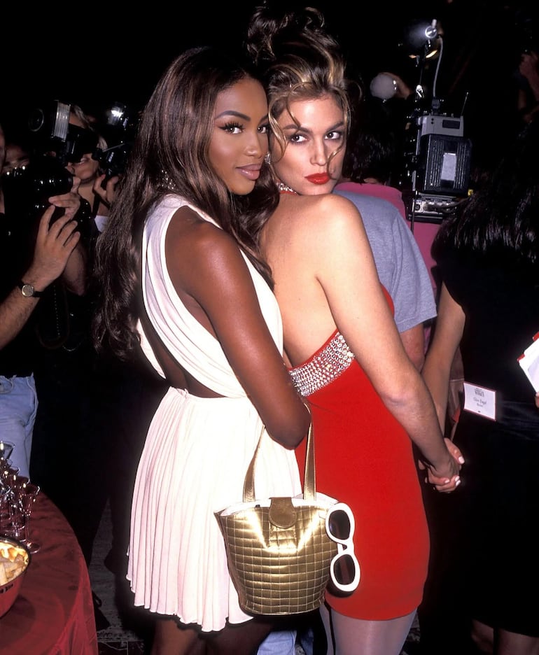 Naomi Campbell y Cindy Crawford allá por los 90, en el siglo pasado. (Instagram/Naomi Campbell)