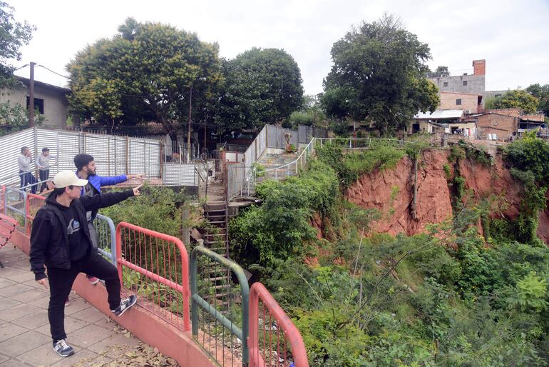 Para mejoras en el mirador de Ita Pyta Punta, Óscar "Nenecho" Rodríguez emitió bonos y redestinó otros fondos, pero ahora se sabe que el  sitio no puede ser mejorado porque es un patrimonio paisajístico.