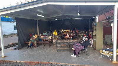 Pacientes y familiares de pacientes soportan el frío en el Hospital de Clínicas.