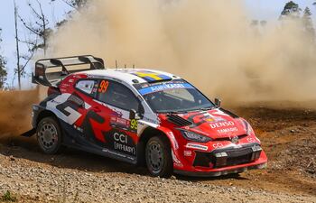 Gran gestión de Oliver Solberg y Elliott Edmondson (Toyota GR Yaris Rally1) para adjudicarse la primera etapa del Rally Chile Biobío.