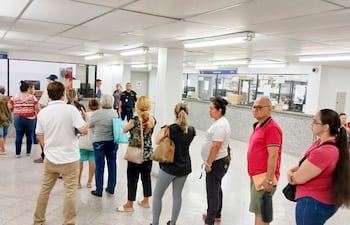 Larga fila para agendar un turno, ayer, en la Clínica Boquerón del IPS. El call center no funciona, denunciaron.