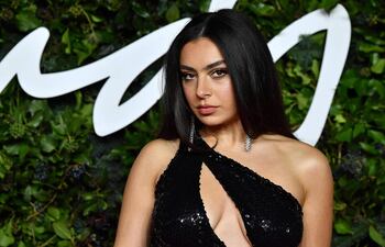 La cantante británica Charlie XCX sorprendió ayer al público con un concierto sorpresa gratuito en Nueva York. Su álbum 'brat" es uno de los más exitosos de este 2024.