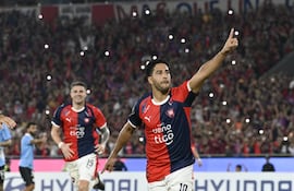 Cecilio Domínguez (31 años) festeja su gol, seguido por Pablo Vegetti (37), autor del primer tanto de Cerro Porteño, que le ganó por 2-0 al Sporting Cristal para cerrar la fase de grupos de la Copa Libertadores en la cima.