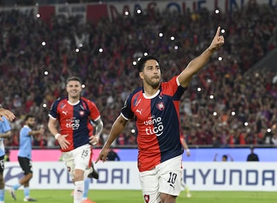 Cecilio Domínguez (31 años) festeja su gol, seguido por Pablo Vegetti (37), autor del primer tanto de Cerro Porteño, que le ganó por 2-0 al Sporting Cristal para cerrar la fase de grupos de la Copa Libertadores en la cima.