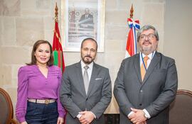 La senadora expulsada del PLRA, Noelia Cabrera; el embajador de Marruecos, Badreddine Abelmoumni, y Omar Rodríguez, director de gabinete del Parlasur.