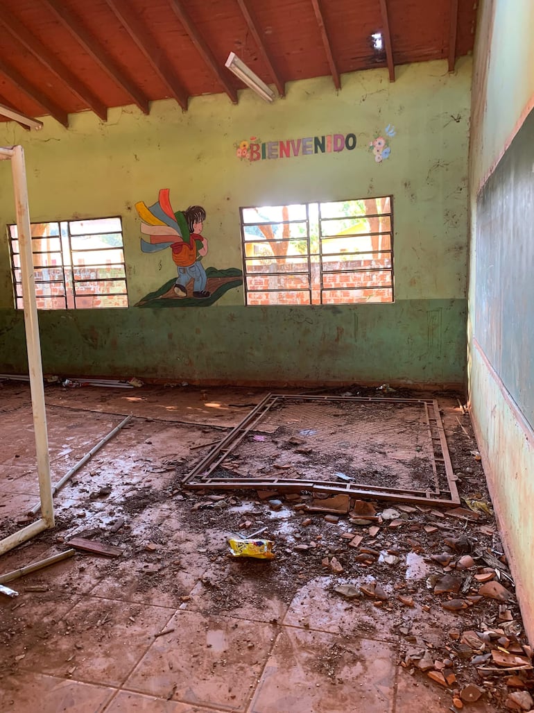 Sala de clase en pésimo estado, en una escuela del MEC en Asunción.