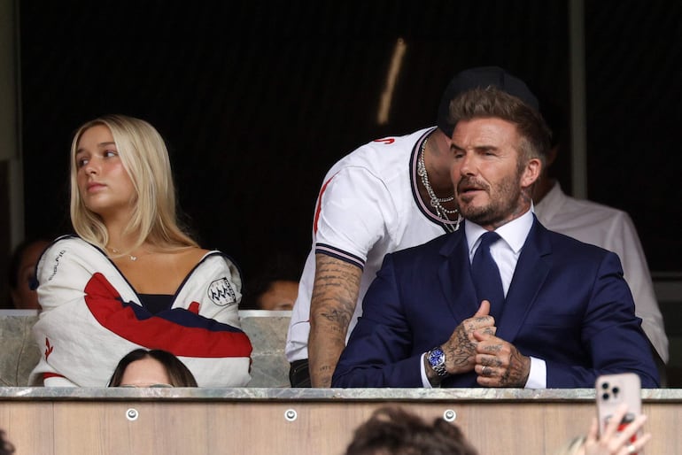 El exfutbolista inglés David Beckham y su hija Harper Seven Beckham observando el partido entre Noruega e Inglaterra, en Miami, Florida. (EFE/EPA/SHAWN THEW)