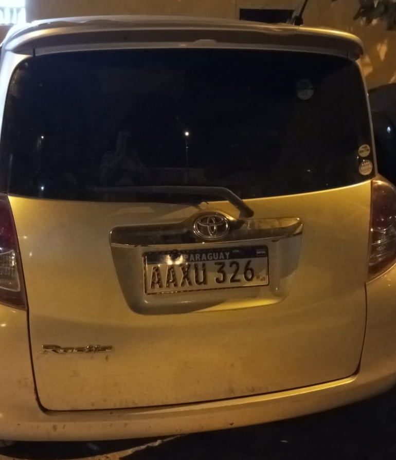 La Policía detectó que el auto en el que se movilizaban los sospechosos llevaba colocada una chapa perteneciente a otro vehículo.