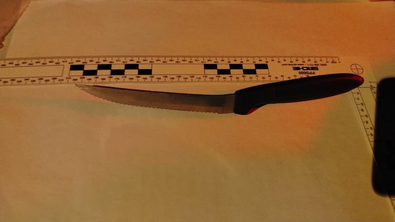 El cuchillo presuntamente utilizado en el crimen fue incautado.