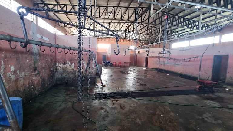 Paredes con notable avance de humedad y falta de condiciones adecuadas presenta el matadero municipal de la capital de Misiones.