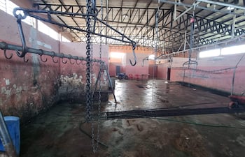 Paredes con notable avance de humedad y falta de condiciones adecuadas presenta el matadero municipal de la capital de Misiones.