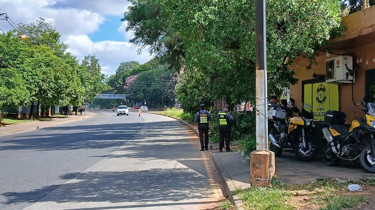 A cercanías del Campus de la UNA hay una caseta de la Patrulla caminera, pero los agentes no ayudan a agilizar el tránsito vial.