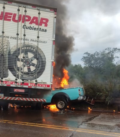 Accidente e incendio de camioneta.