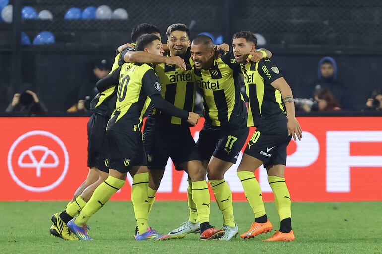 Los jugadores de Peñarol celebran un gol en el partido frente a Racing de Avellaneda por la ida de los octavos de final de la Copa Libertadores 2025 en el estadio Campeón del Siglo, en Montevideo, Uruguay.