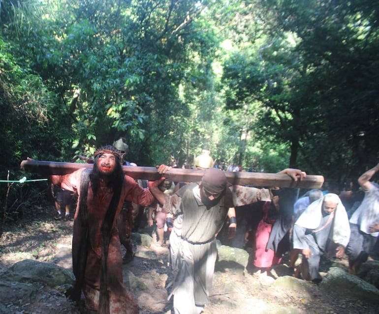 Miles de personas acompañaron el recorrido de 2 kilómetros hasta el Kurusu Cerro de Atyrá para presenciar la representación de la crucifixión de Jesús, en un emotivo Vía Crucis viviente que reunió a toda la comunidad.