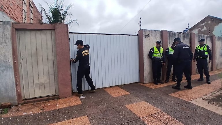 Policías llevan a cabo un allanamiento a la casa de Lizany Solís Gómez, sobrina del exdiputado Eulalio "Lalo" Gomes, en Pedro Juan Caballero.