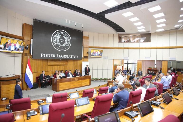 La comisión Permanente presidida por el senador Colym Soroka (ANR).