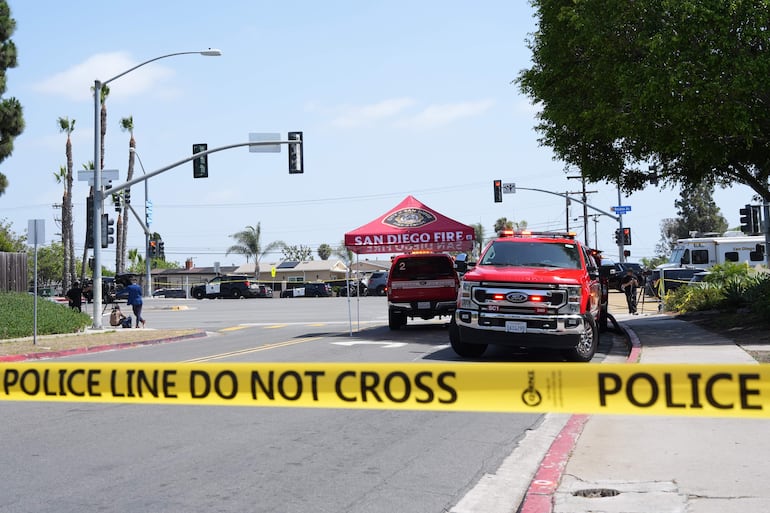 Fotografía que muestra una cinta de advertencia durante un operativo de la Policía de San Diego este lunes, en el Centro Islámico de San Diego (EE.UU).
