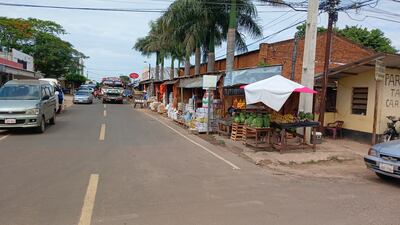 Comerciantes cierran y se adueñan de veredas en Coronel Oviedo