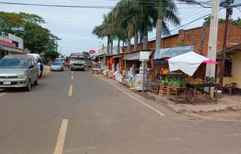 Comerciantes cierran y se adueñan de veredas en Coronel Oviedo