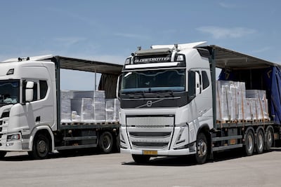 Camiones con ayuda humanitaria esperan para entrar a Gaza por el cruce Kerem Shalom, en el sur de Israel.