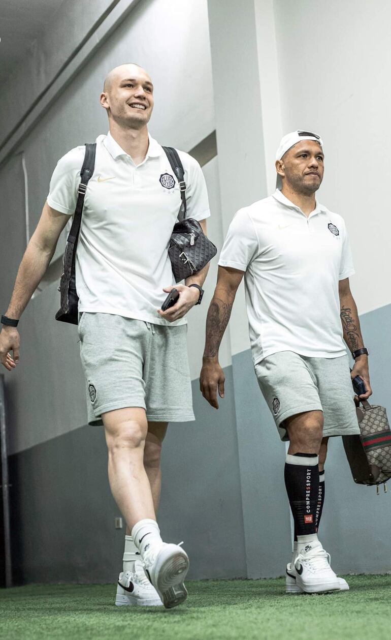 El joven portero franjeado, Facundo Insfrán, en compañía del capitán y uno de los máximos referentes del plantel, Richard Ortiz. (Foto: @elClubOlimpia) 