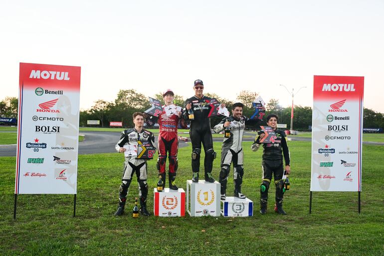 Podio de la categoría GP Pro, encabezado por Pedro Valiente, junto a los demás competidores.