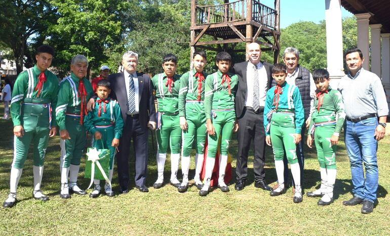 Estudiantes de la Escuela Taurina de Yaguarón, junto al diputado liberal Jorge Avalos Mariño, el intendente Luis Rodríguez y los concejales departamentales Aníbal Oliver y Braulio Moreno.