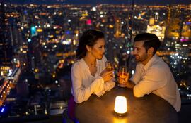 Primera cita. Pareja en un restaurante.