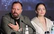 El cineasta griego Yorgos Lanthimos y la actriz Emma Stone durante una conferencia de prensa tras la presentación de "Kinds of Kindness" en el Festival de Cine de Cannes, el pasado viernes.