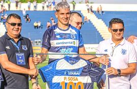 Pedro Pablo Sosa, con los directivos Víctor Hugo Duarte Francia (izquierda) y Hugo Romero.