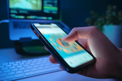 Por qué ves lo que ves: así deciden los algoritmos tu feed en redes sociales.