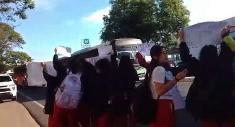 Estudiantes del CNC se manifiestan en la avenida Eusebio Ayala, portando carteles de protesta por la falta de aulas.