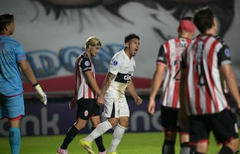 El delantero de Olimpia, Fernando Cardozo, celebra tras anotar el primer gol de su equipo durante el partido de fútbol de la fase de grupos de la Copa Sudamericana entre el Barracas Central de Argentina y el Olimpia de Paraguay, en el estadio Florencio Sola en Banfield, provincia de Buenos Aires, Argentina.