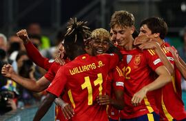 La selección española de fútbol, lidera el ranking de la FIFA tanto en la rama masculina y femenina.
