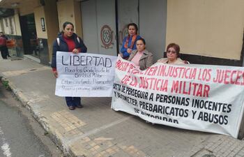 Familiares de jóvenes detenidos en el caso de abuso de físico en Sanidad Militar, solicitan justicia y libertad.