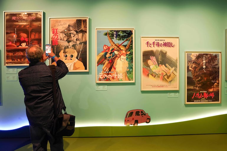 Un visitante toma fotografías de las obras exhibidas durante la presentación para medios de PONYO de Studio Ghibli en el Academy Museum, en Los Ángeles, el 12 de febrero de 2026.