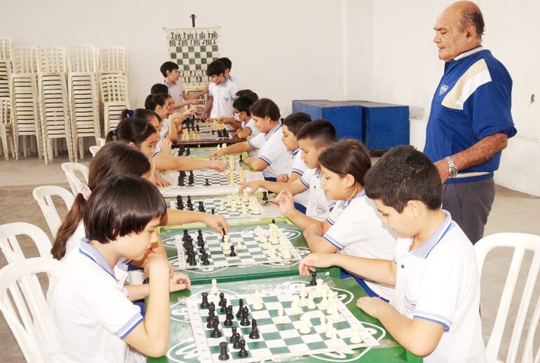La Academia de Ajedrez enseña a alumnos a pensar.
