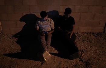 Palestinos montan guardia en su barrio de la aldea de Jalud, en Cisjordania, para protegerse de los ataques de los colonos israelíes.