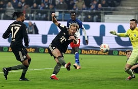 Harry Kane anota para el 1-1 parcial del Bayern contra el Hamburgo.