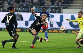 Harry Kane anota para el 1-1 parcial del Bayern contra el Hamburgo.