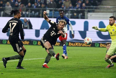 Harry Kane anota para el 1-1 parcial del Bayern contra el Hamburgo.