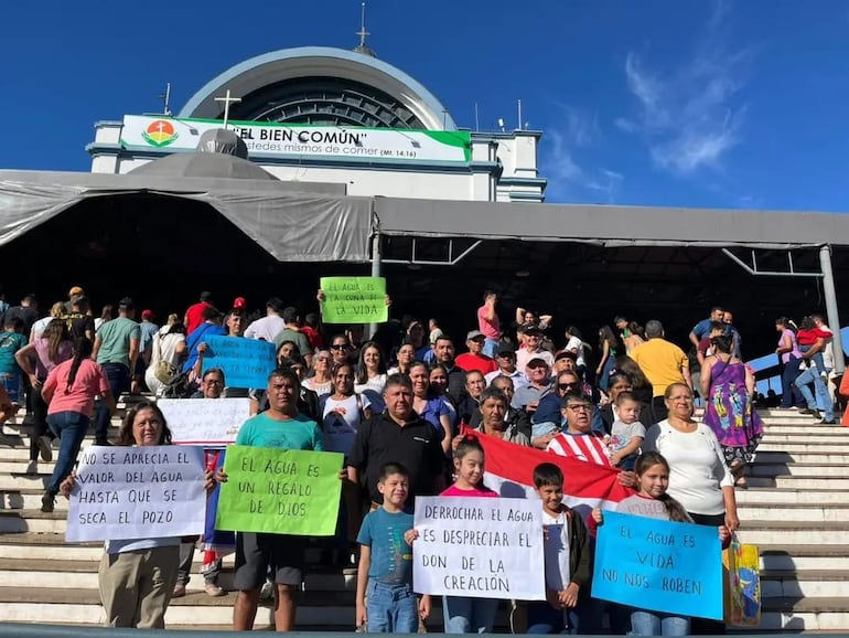Pobladores de Atyrá, Altos y Caacupé se dirigieron a la basílica para solicitar contención espiritual en su lucha en defensa del agua.