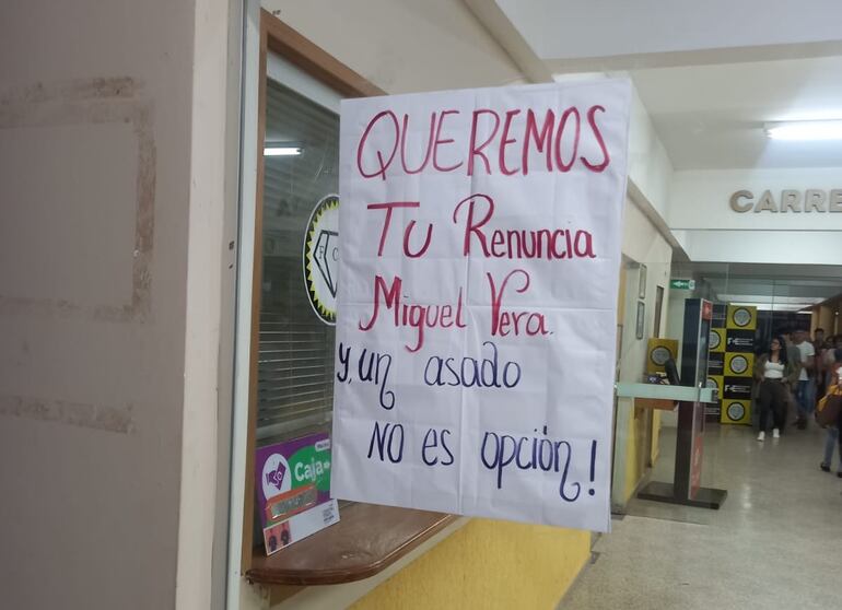 Un cartel por el cual los alumnos exigen la renuncia de Miguel Vera, y que muchos votaron a su favor por un asado.