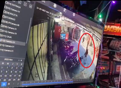 Los asaltantes fueron atacados a botellazos por unos limpiavidrios que estaban en la zona.